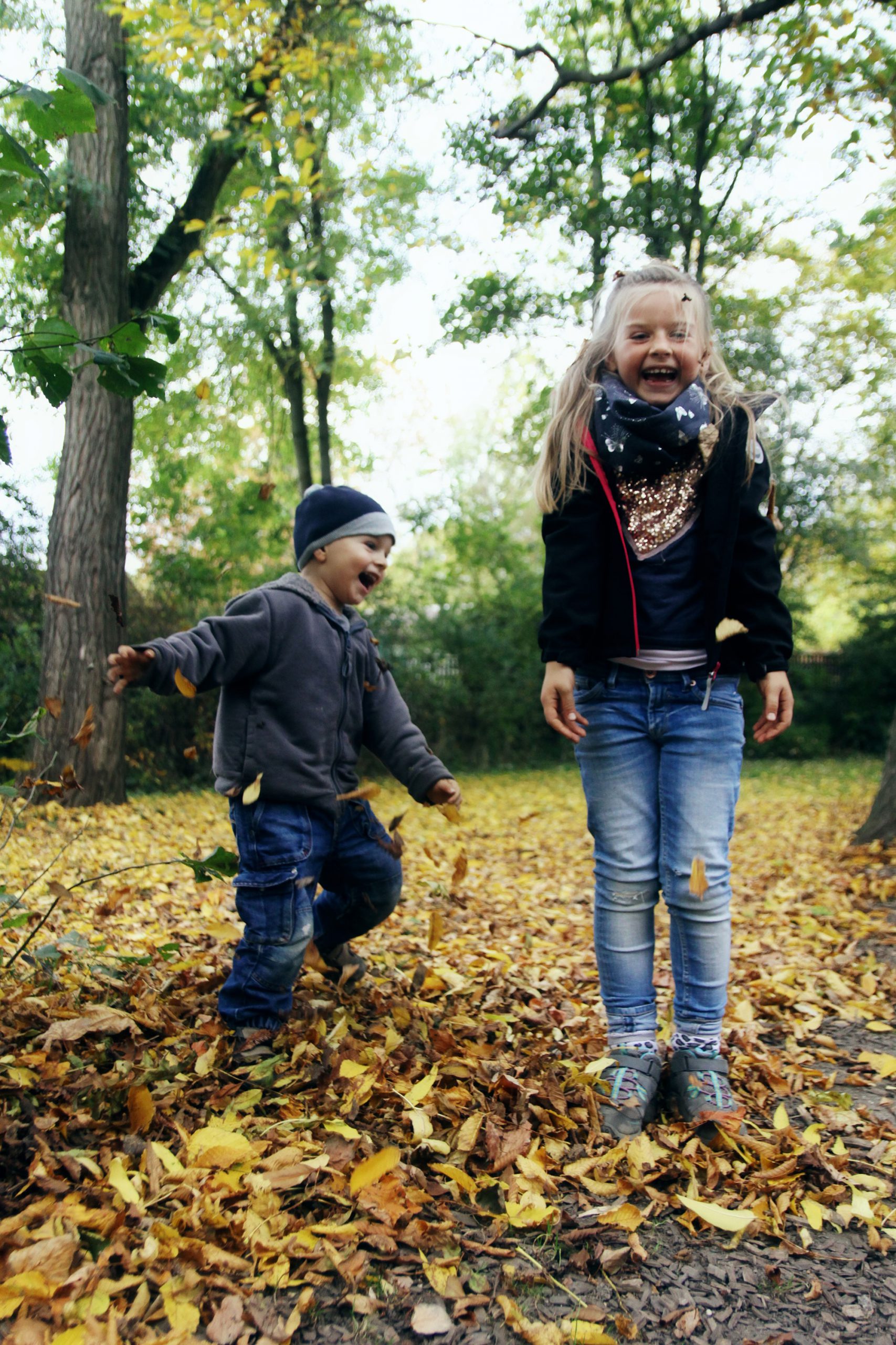 Kids-im-Herbstwald